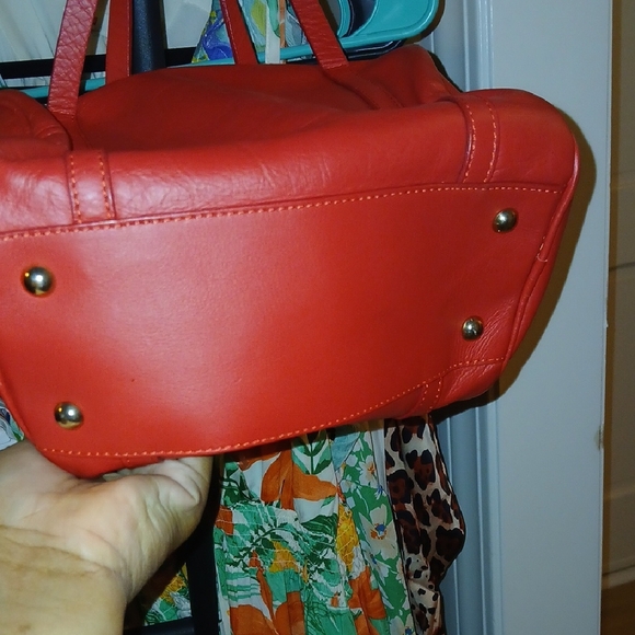 Stylish Red Leather Shoulder Bag - Picture 4 of 8